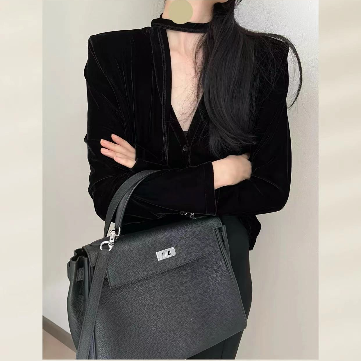 韵诗服饰黑色丝绒垫肩长袖开衫女2025秋季新款修身显瘦上衣