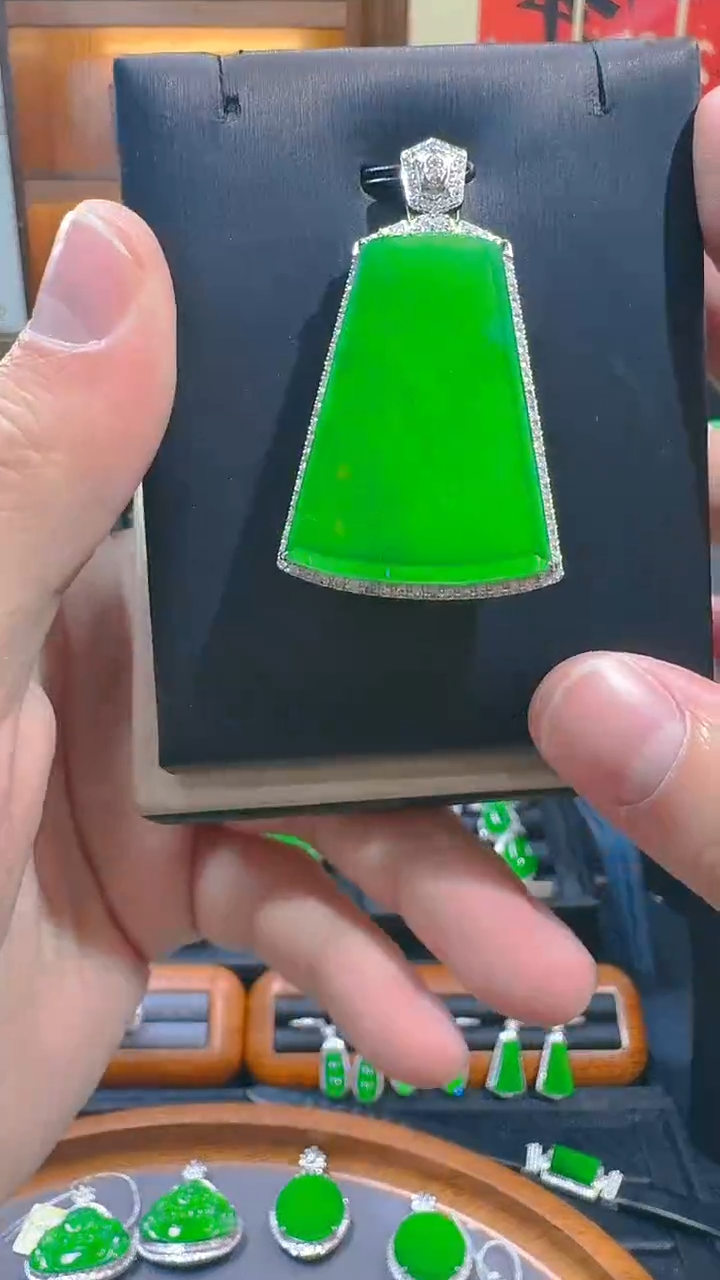 【闪购商品】翡翠吊坠(赠链)18K金镶嵌天然A货翡翠