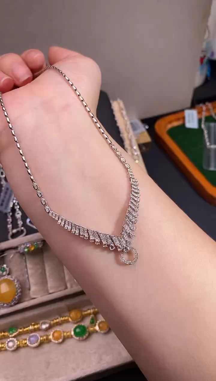 颈饰18K金镶嵌钻石项链