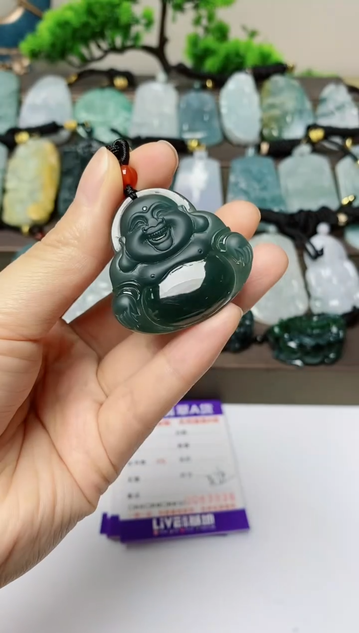 翡翠未镶嵌颈饰          