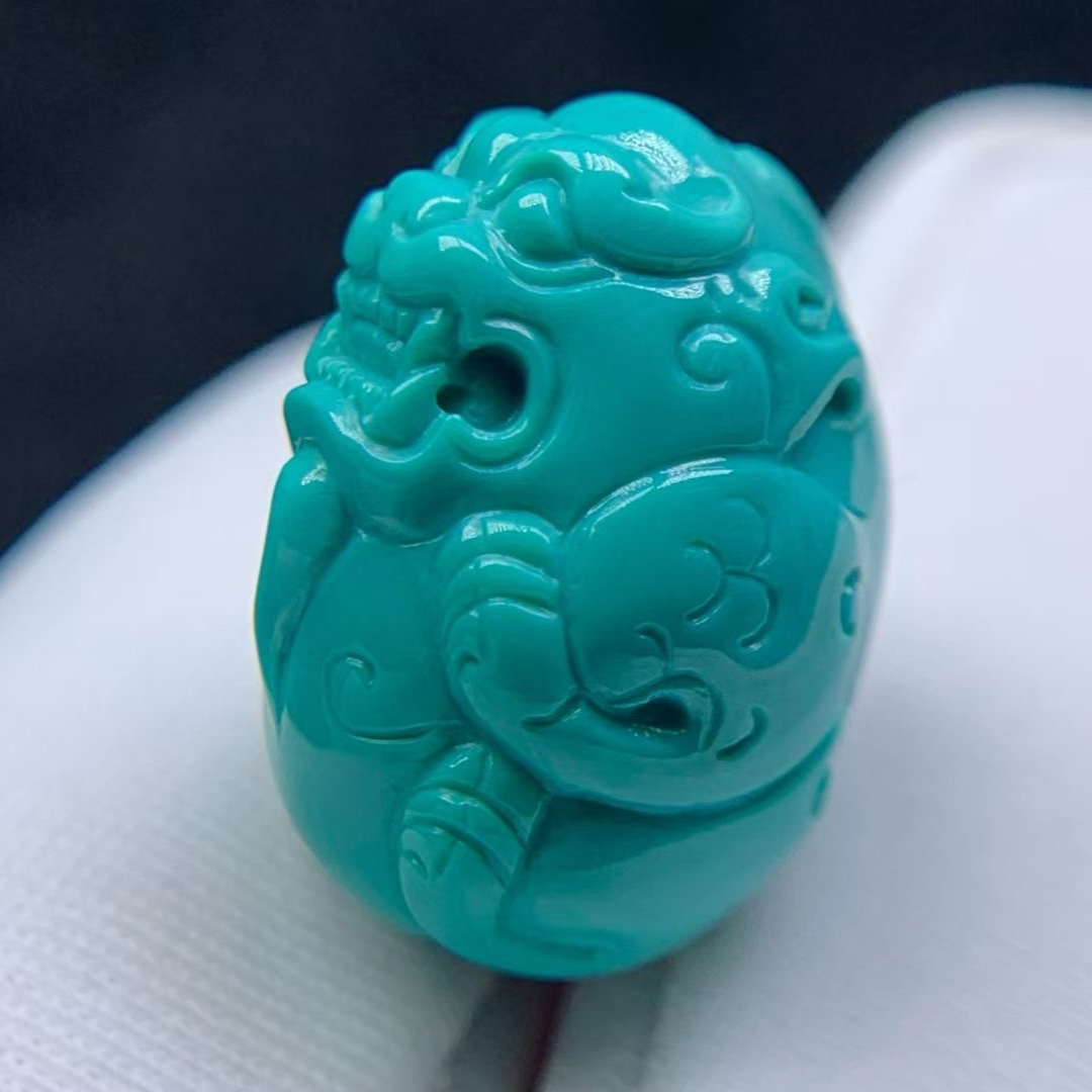 玉化精品绿蓝绿松石抱抱兽，瓷度超好，料质水润，精工雕刻，高瓷高色