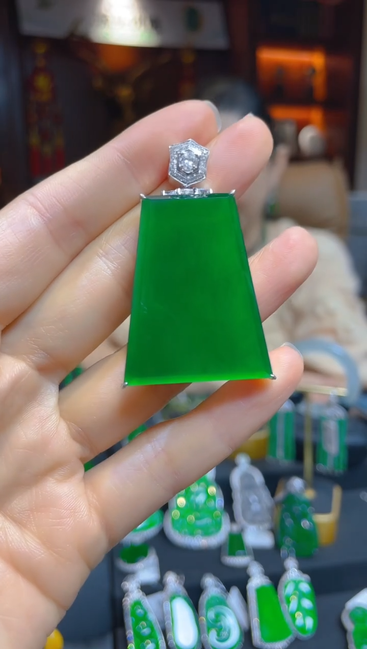 【闪购商品】翡翠颈饰18K金镶嵌118290天然A货翡翠无事牌吊坠