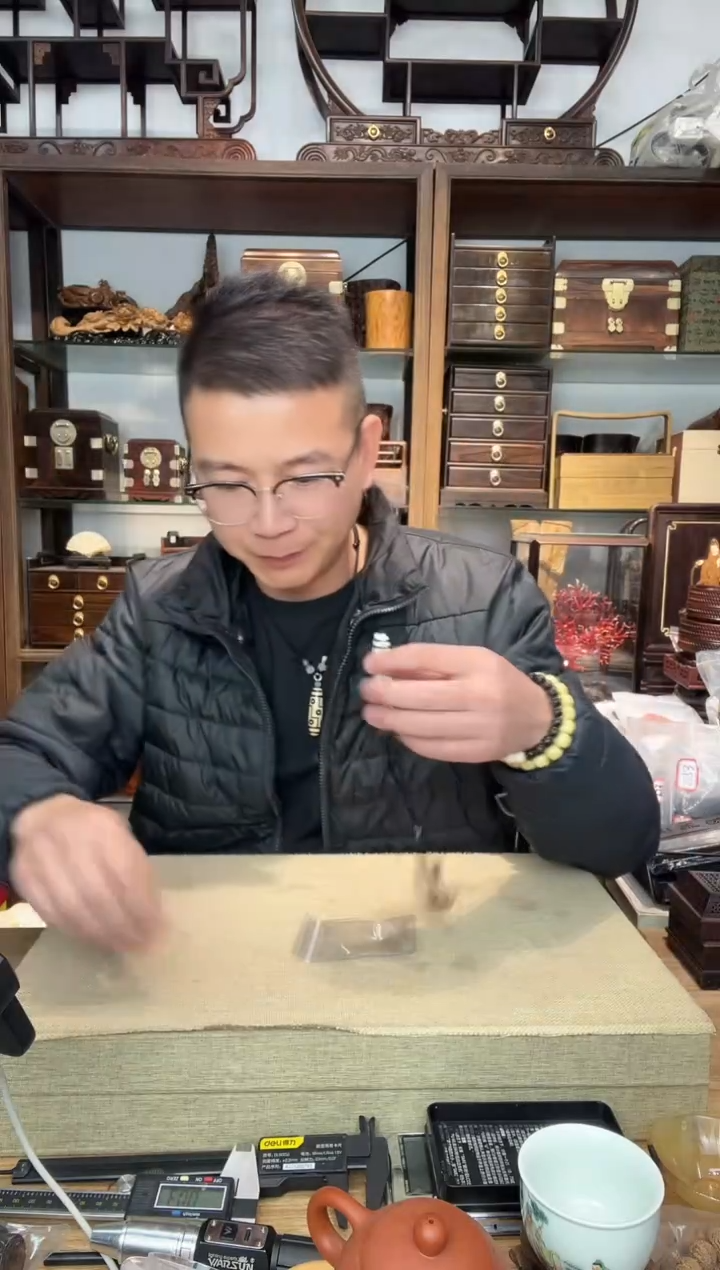 乌木类书架687猛犸镶嵌长形桶珠脖挂  大号