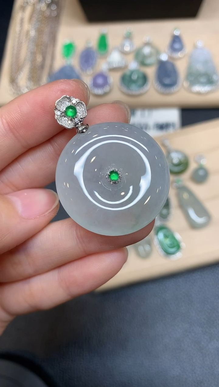 【闪购商品】翡翠颈饰18K金镶嵌平安扣【无服务费