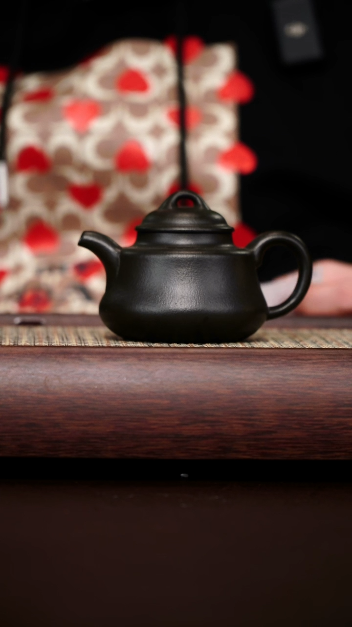 原矿手工紫泥捂灰圆鼎150CC