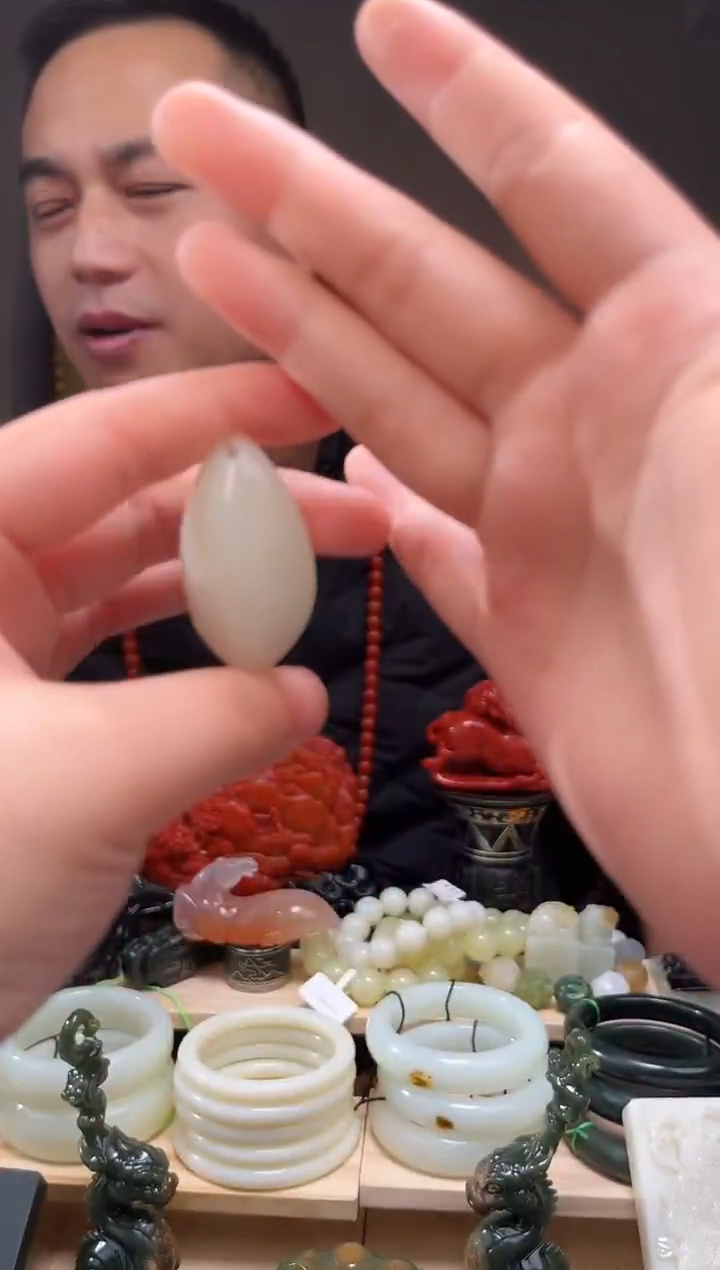 颈饰未镶嵌和田玉吊坠