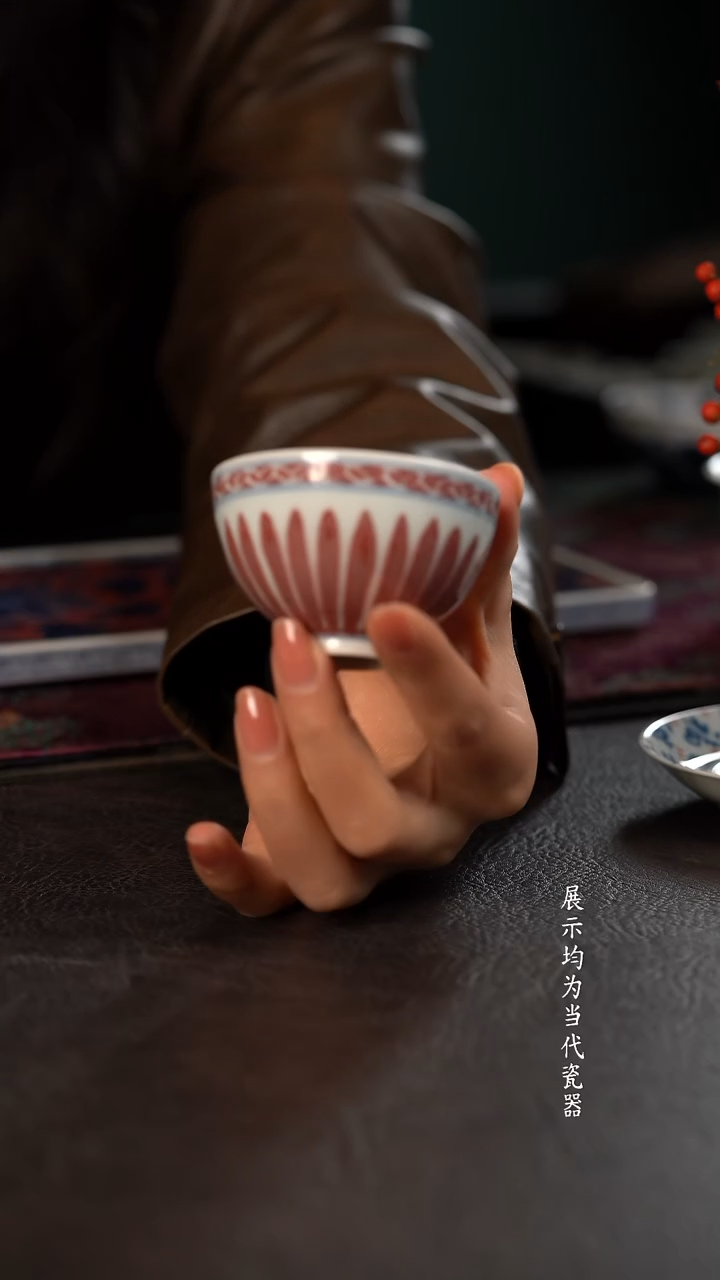 研山琢器釉里红菊瓣小鸡心杯