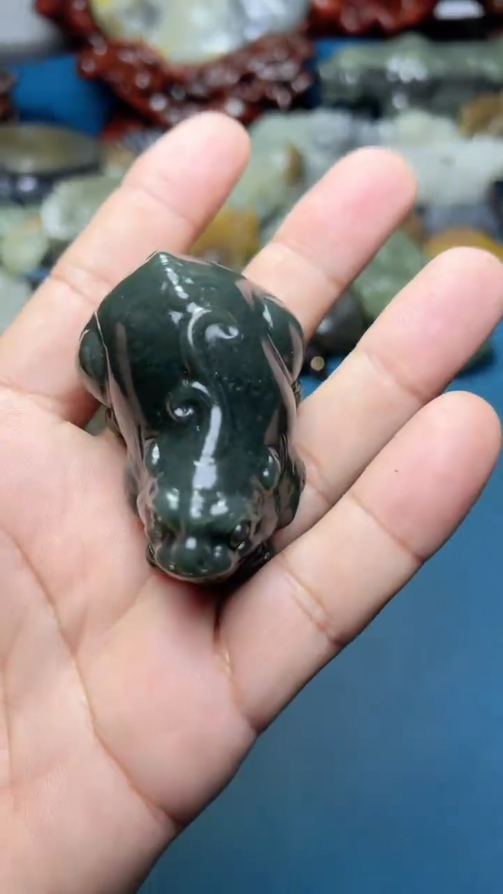 和田玉未镶嵌把件.