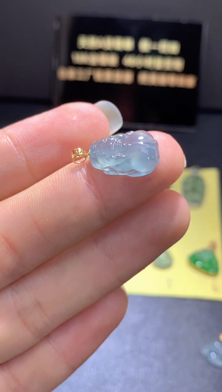 翡翠18K金镶嵌颈饰翡翠吊坠