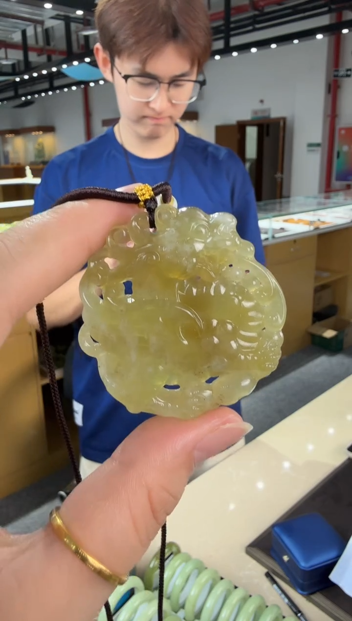 蛇纹石玉未镶嵌颈饰麒麟