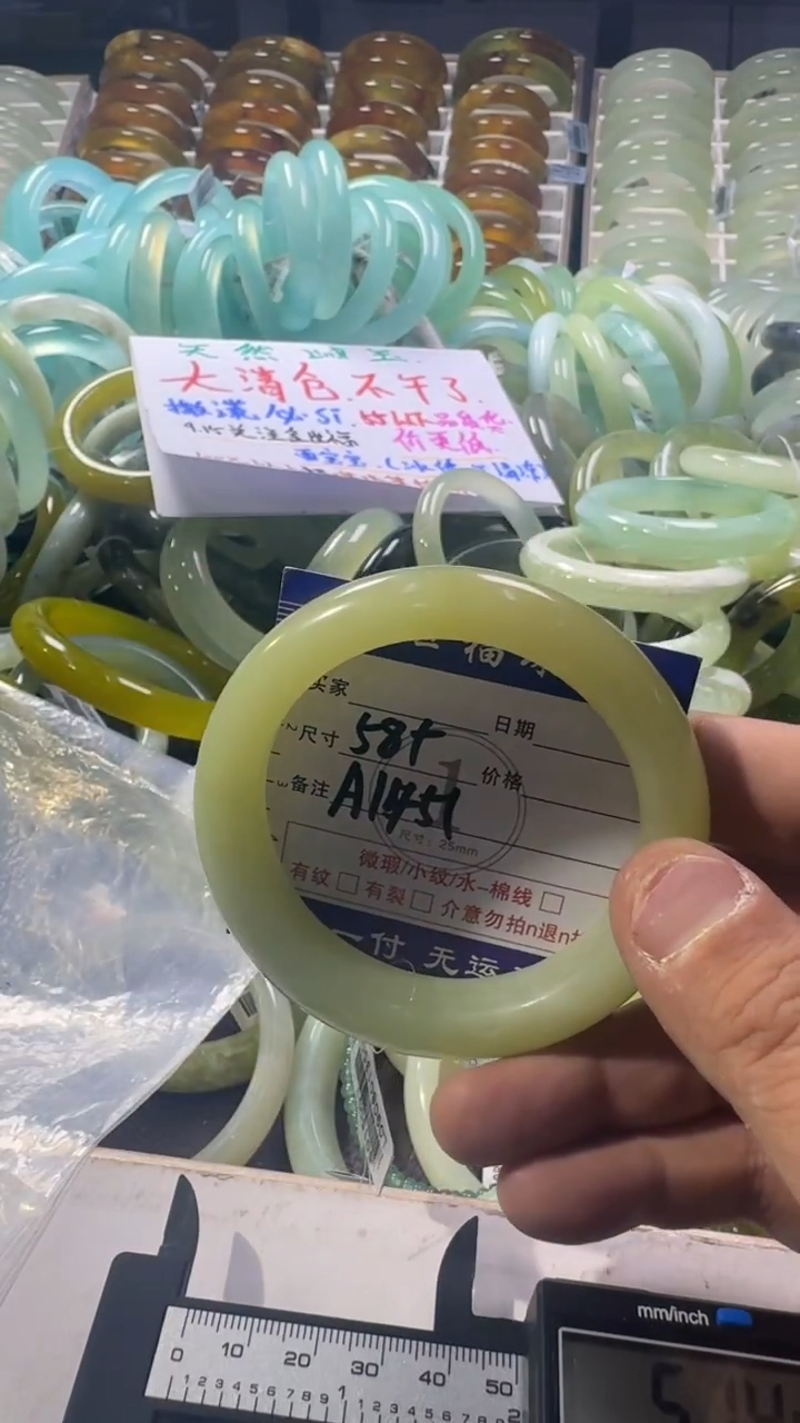 未镶嵌蛇纹石玉手镯1