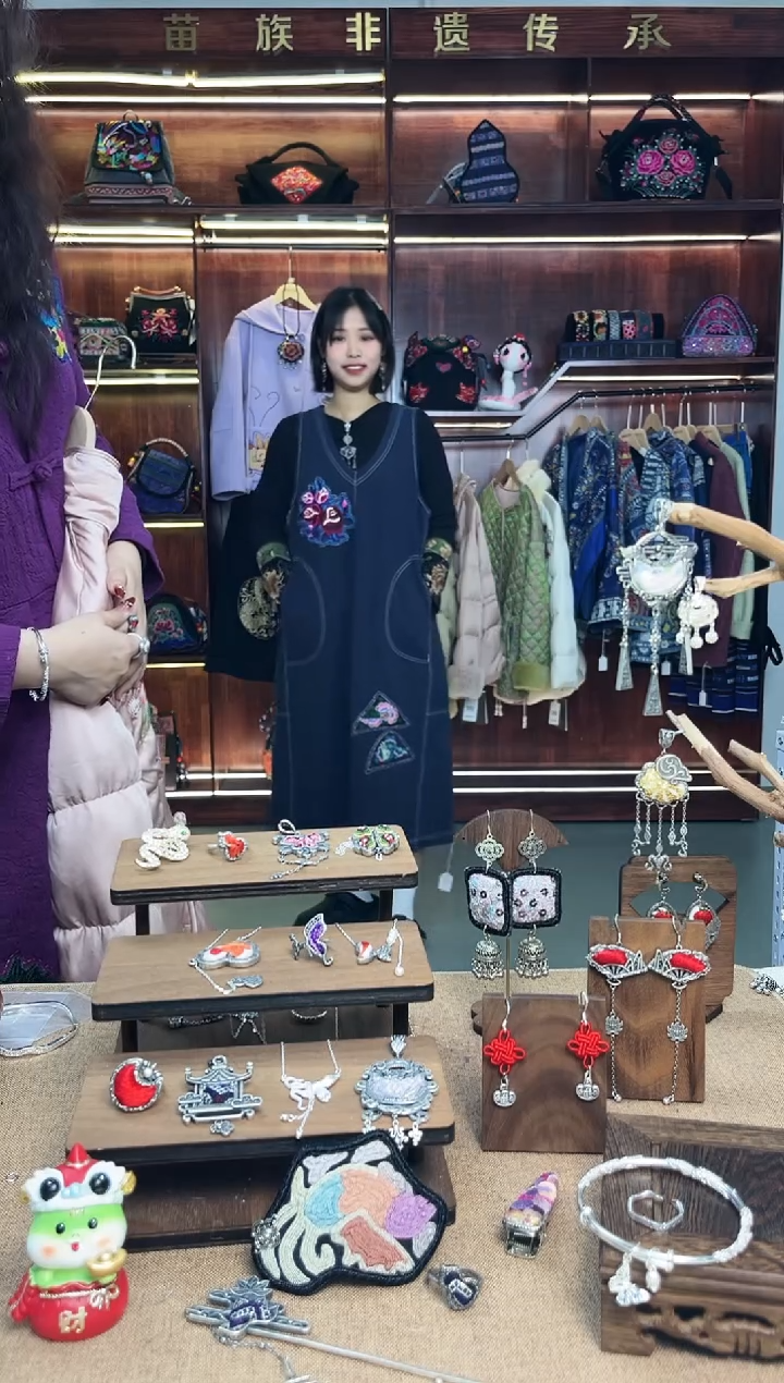 【闪购商品】织绣A10黔东南苗族刺绣