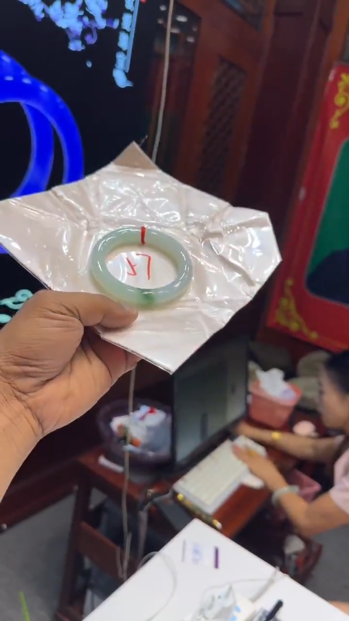 翡翠手镯未镶嵌手镯