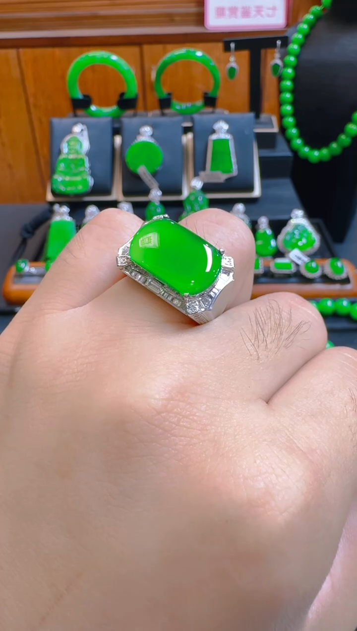 18K金镶嵌戒指翡翠吕*3天然A货翡翠