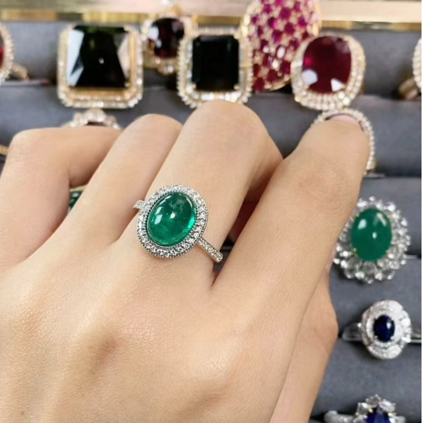 18K金镶嵌祖母绿戒指