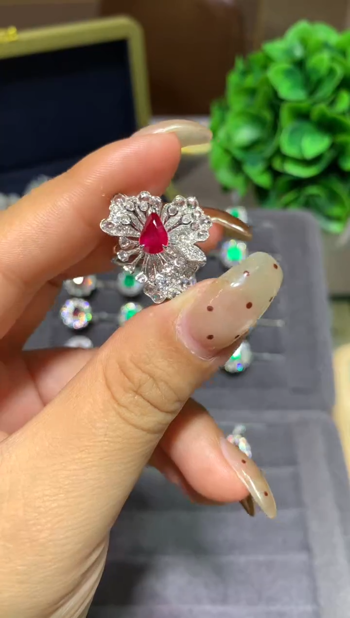 18K金镶嵌戒指红宝石1.05ct