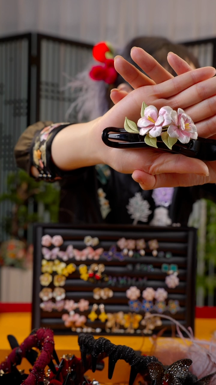 刺绣M****e非遗苏绣绒花手工饰品 懒人夹在娇娇