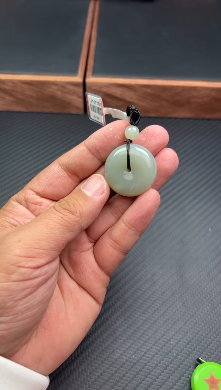 和田玉未镶嵌吊坠(赠链)且末微色差近矿