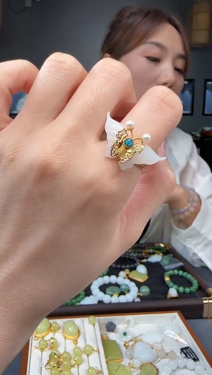 和田玉戒指18K金镶嵌4