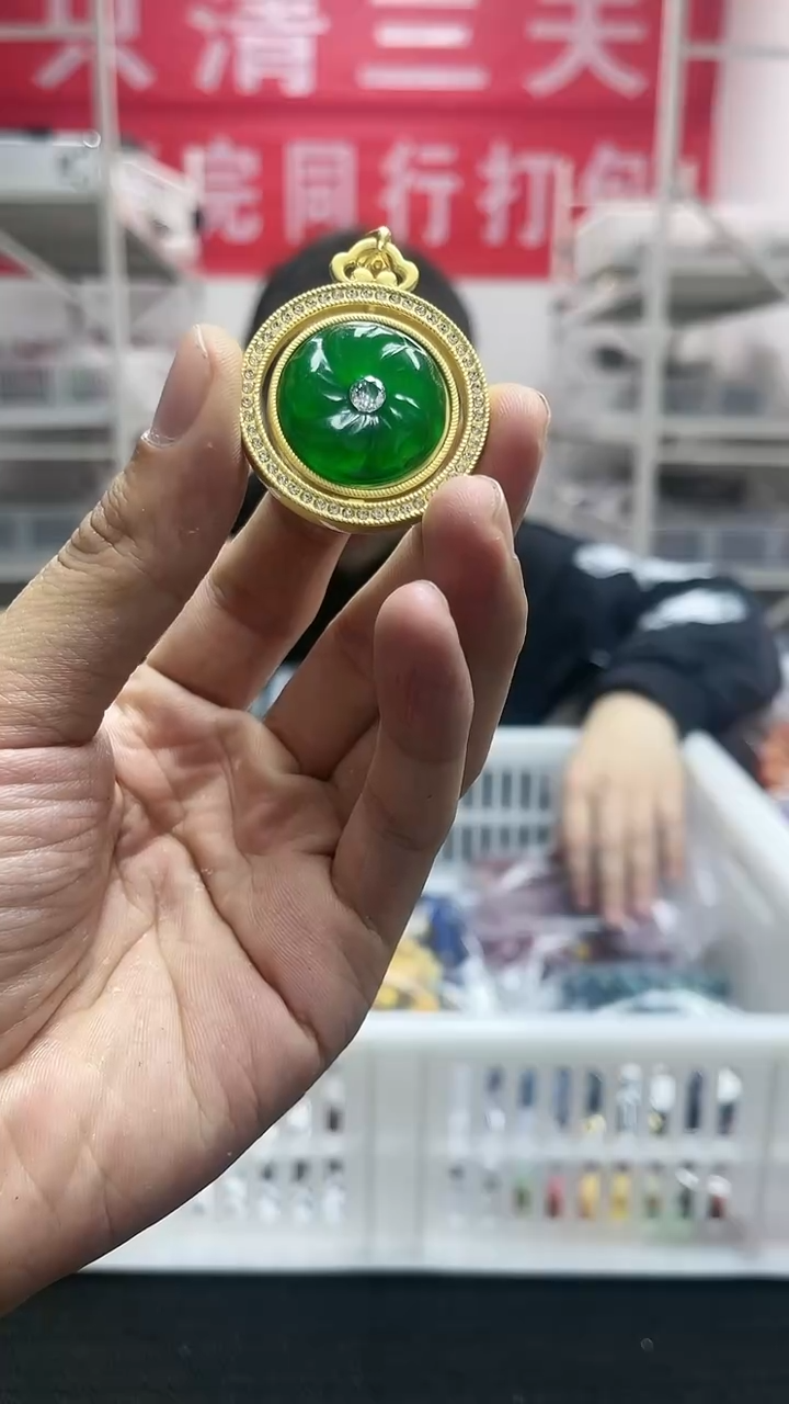 【闪购商品】翡翠吊坠(赠链)18K金镶嵌精美吊坠86