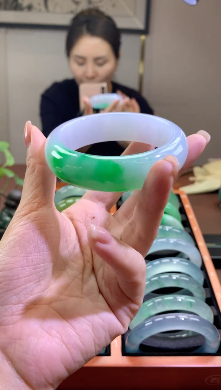 【闪购商品】翡翠手镯未镶嵌白底青大轮胎