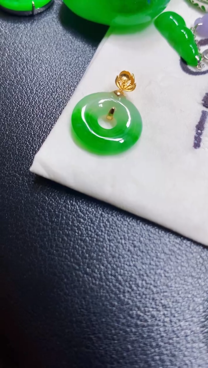 颈饰18K金镶嵌翡翠吊坠