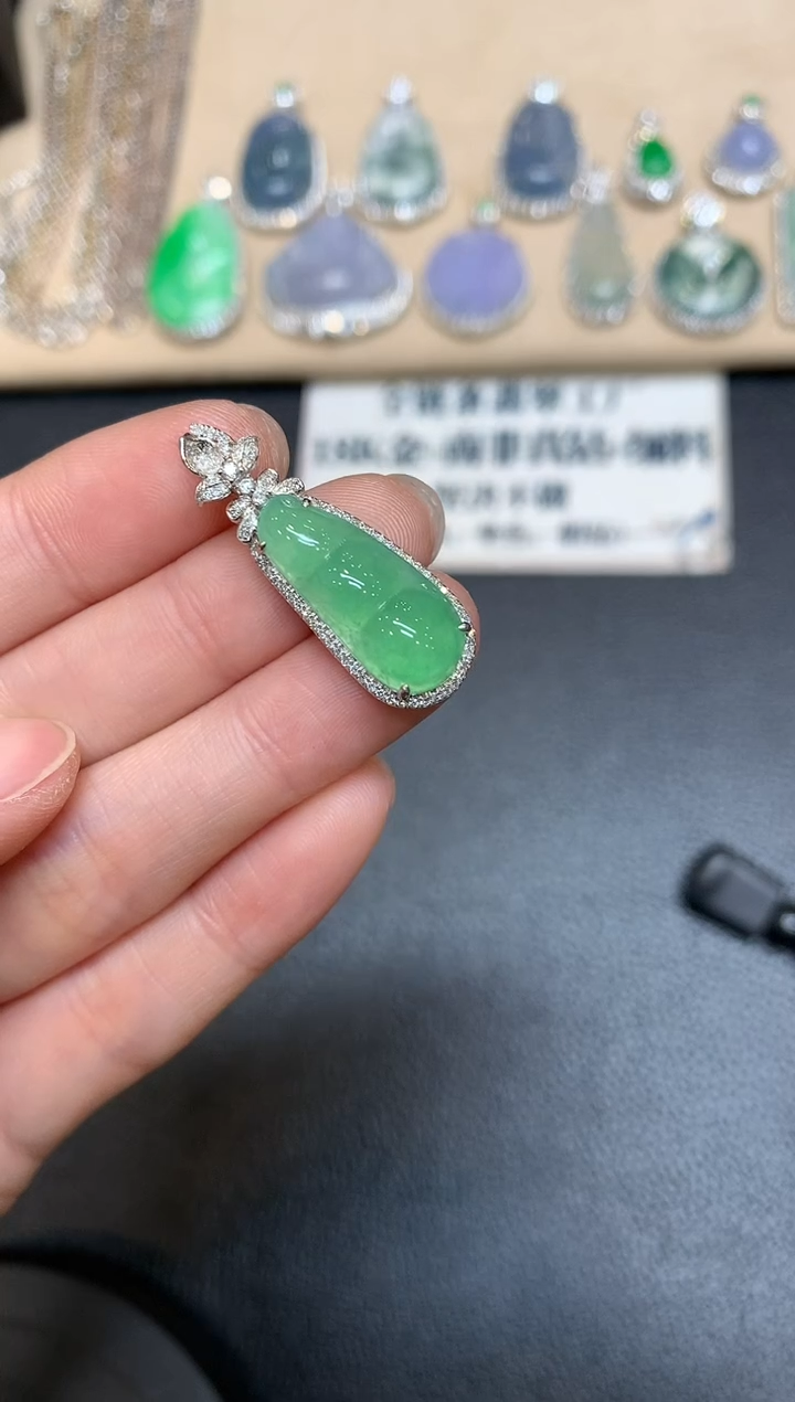 【闪购商品】翡翠吊坠(不含链)18K金镶嵌福豆【无服务费