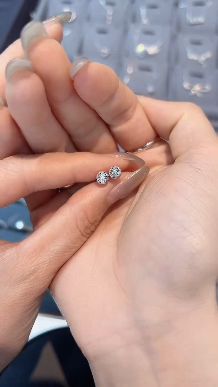 【闪购商品】钻石耳饰18K金镶嵌耳钉