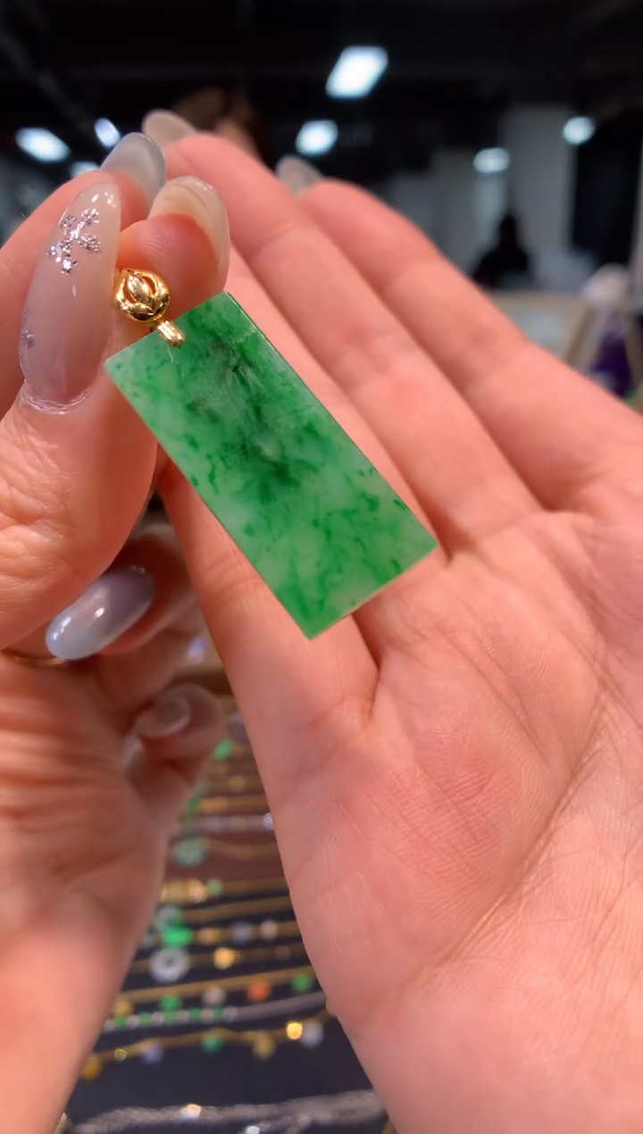 颈饰18K金镶嵌翡翠无事牌