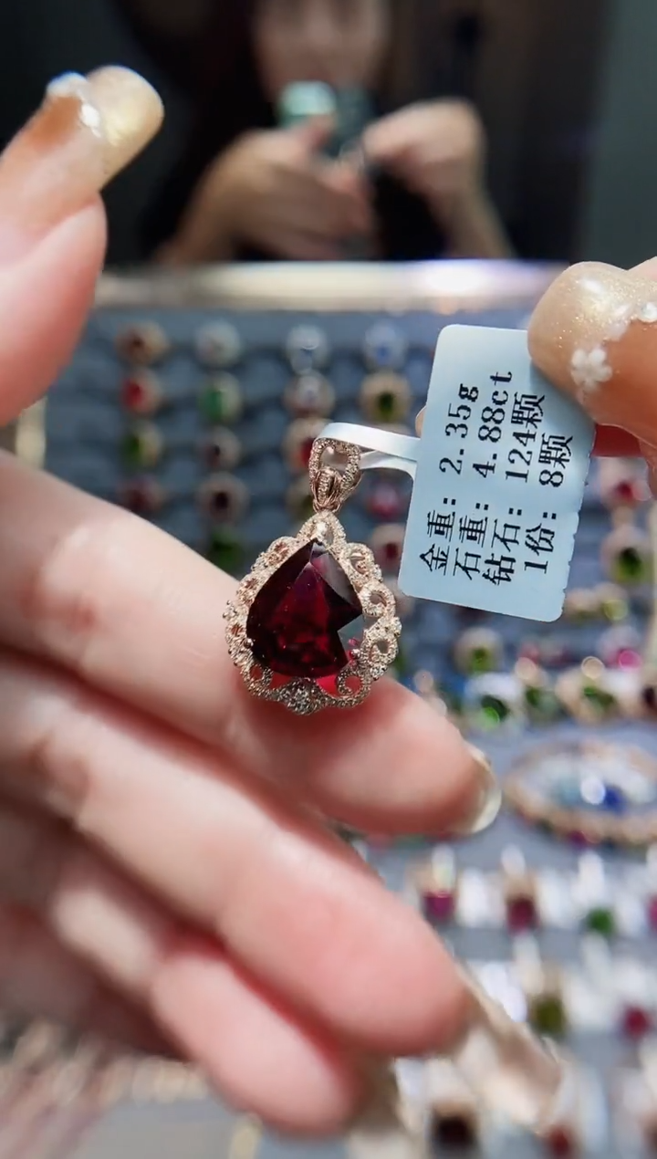 18K金镶嵌颈饰碧玺4.88.