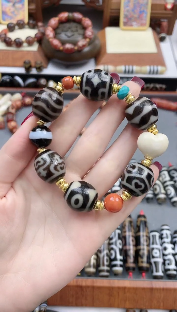 【闪购商品】玛瑙/玉髓手串未镶嵌黑金达洛手串随机图腾