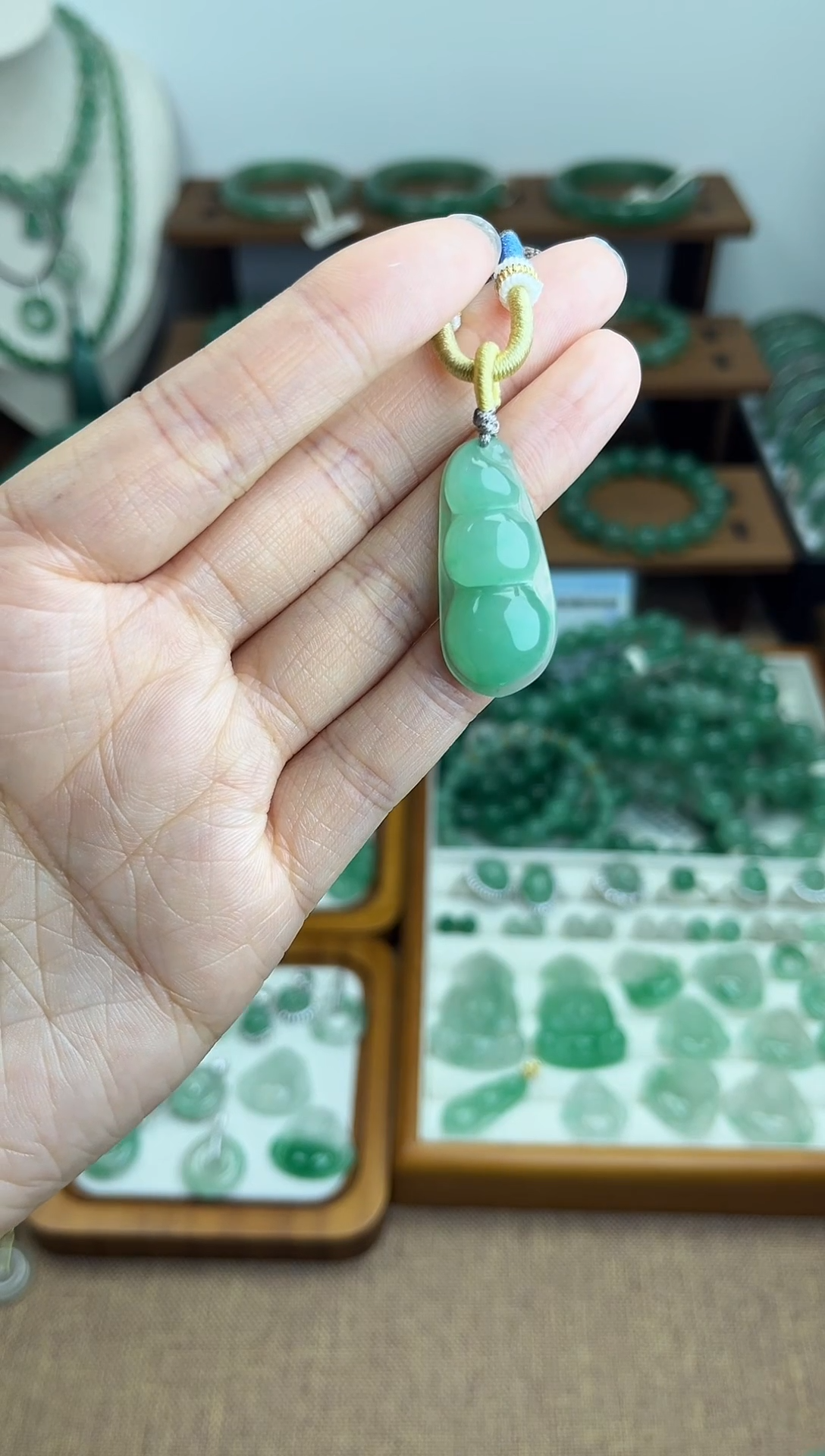 吊坠(赠链)未镶嵌石英质玉（非洲翠）福豆