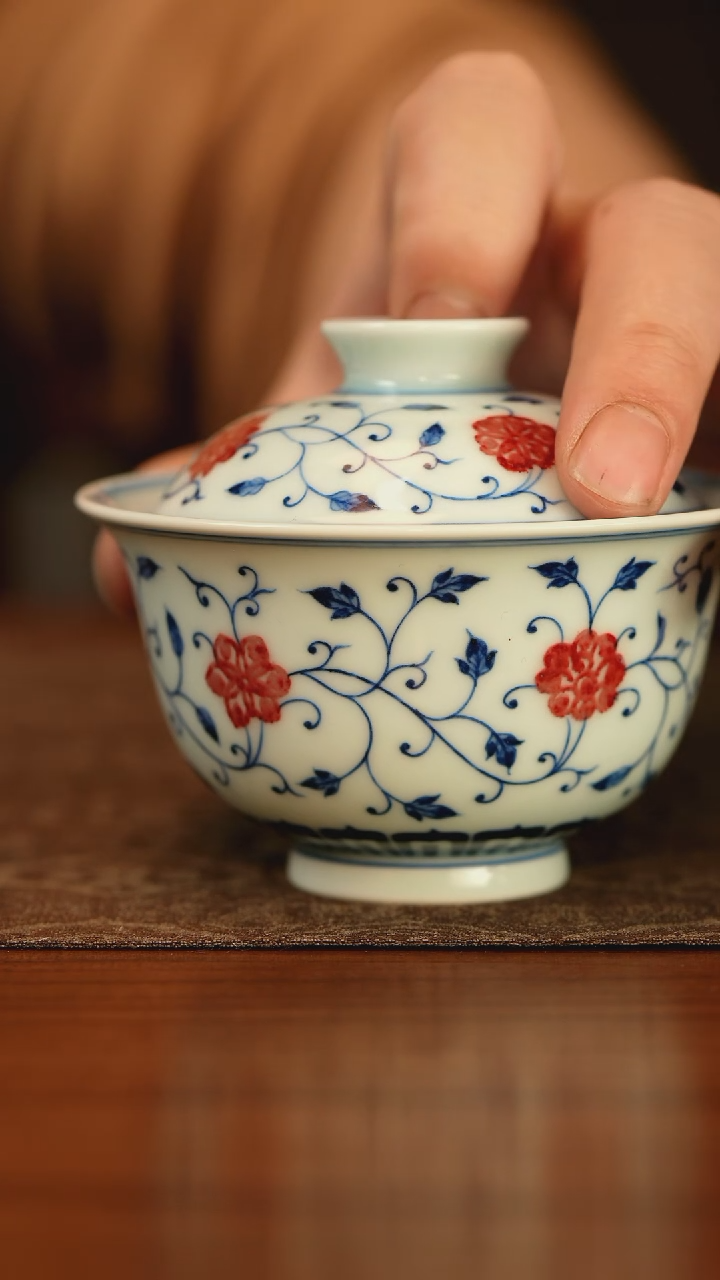 【闪购商品】林泉风月青花釉里红小缠枝莲盖碗