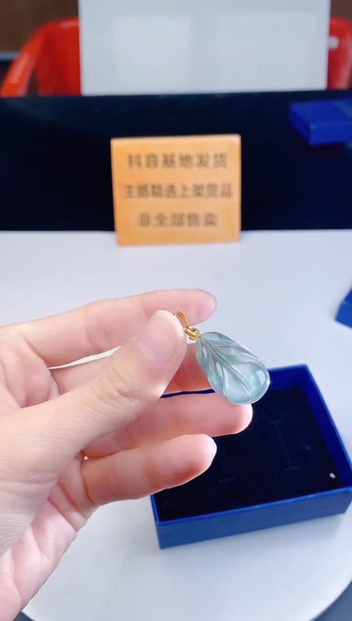 颈饰未镶嵌翡翠   