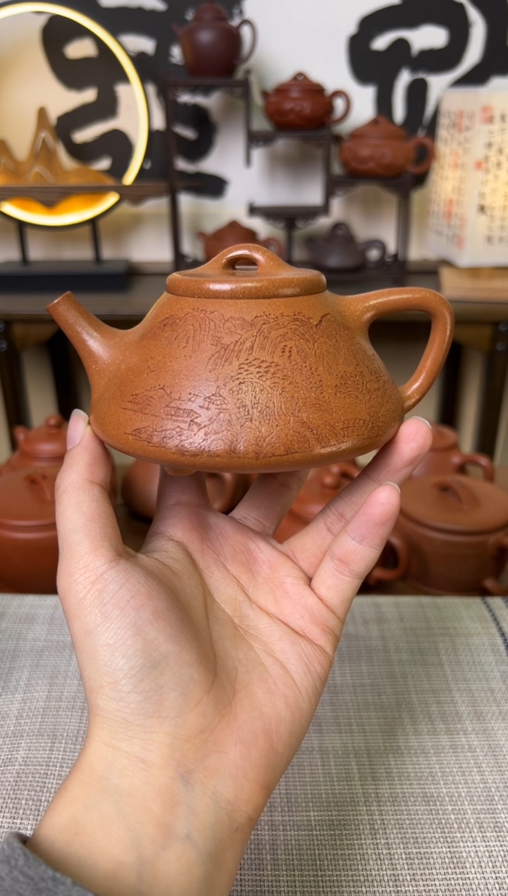 【闪购商品】段泥茶壶黄降坡子冶石瓢壶山水刻250CC-杨志琴