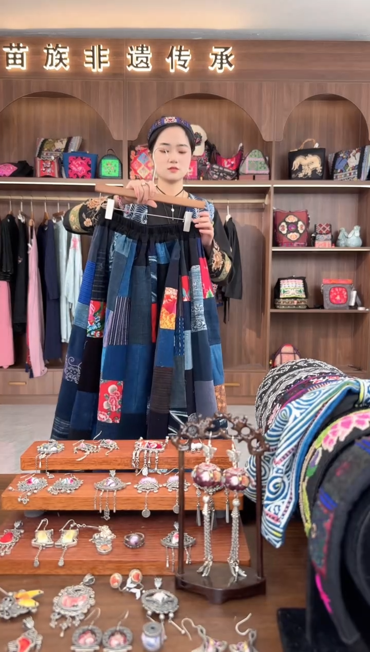 【闪购商品】织绣扶光苗绣传承L9