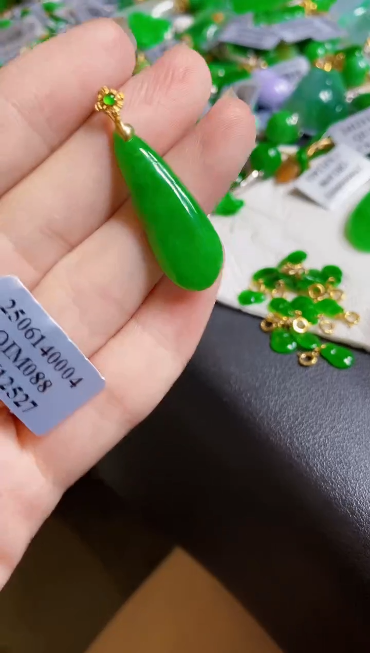 翡翠18K金镶嵌颈饰瓜