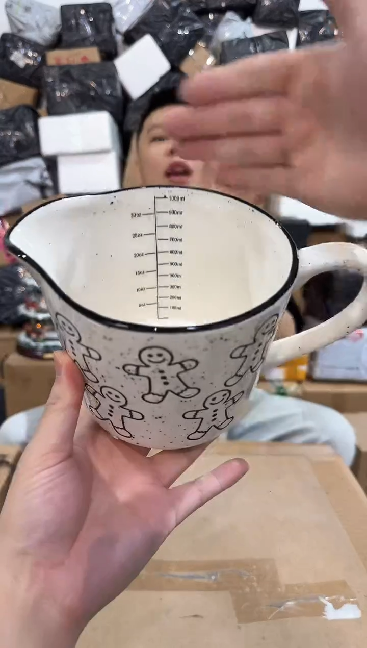 瓷片姜饼人奶壶  