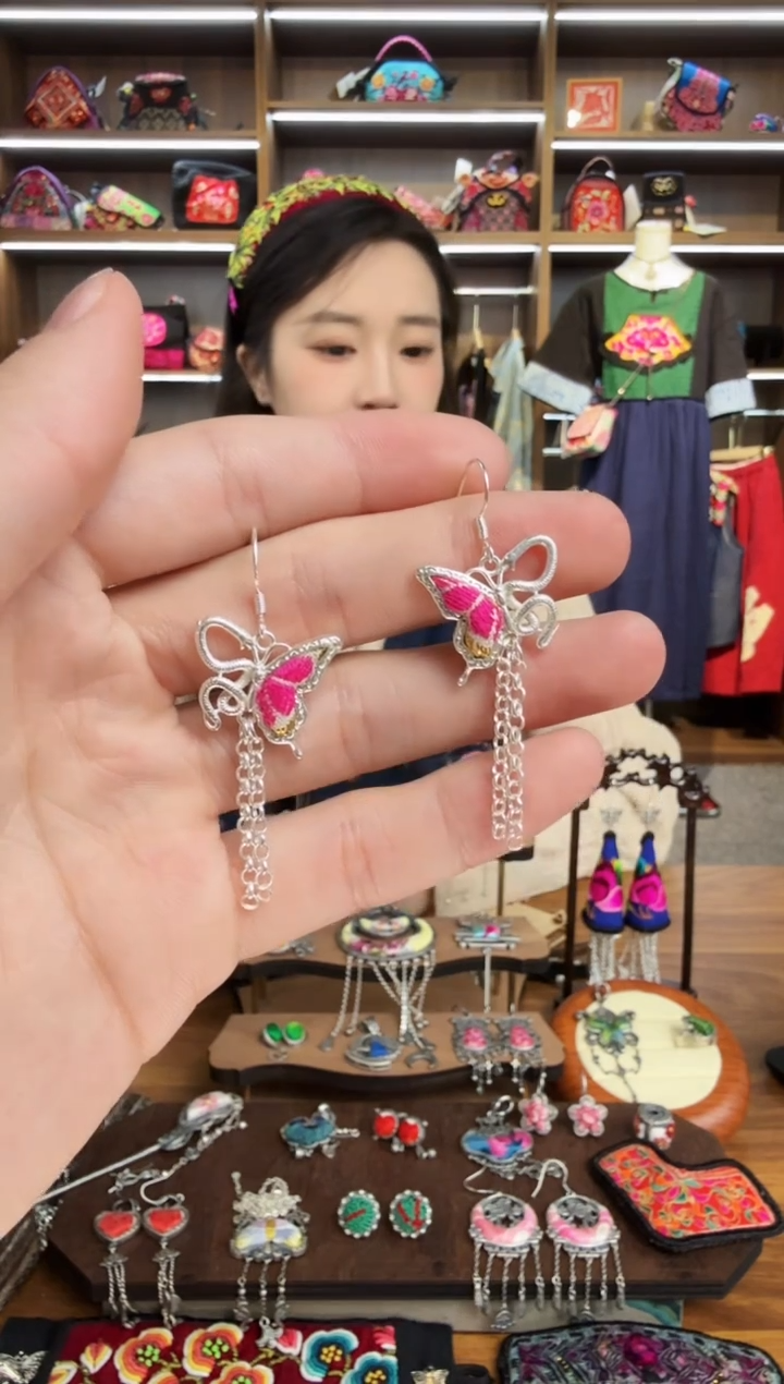 【闪购商品】织绣82蒙阿苏苗绣传承