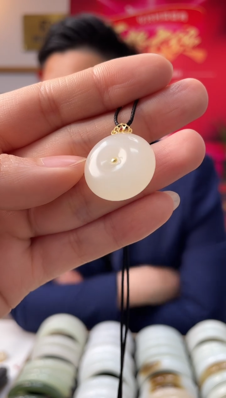 【闪购商品】和田玉颈饰18K金镶嵌于田老坑平安扣吊坠随机发一件