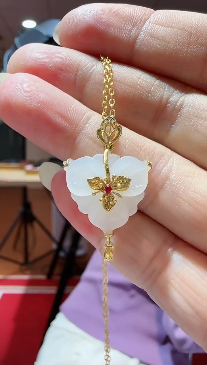 【闪购商品】和田玉吊坠18K金镶嵌高货白玉三叶花HNZ8399
