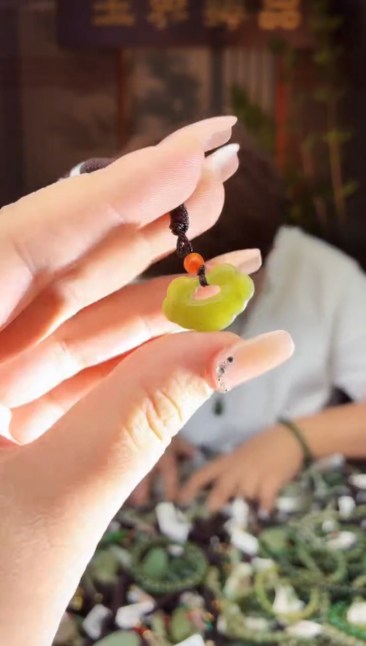 和田玉未镶嵌颈饰拍一发一 