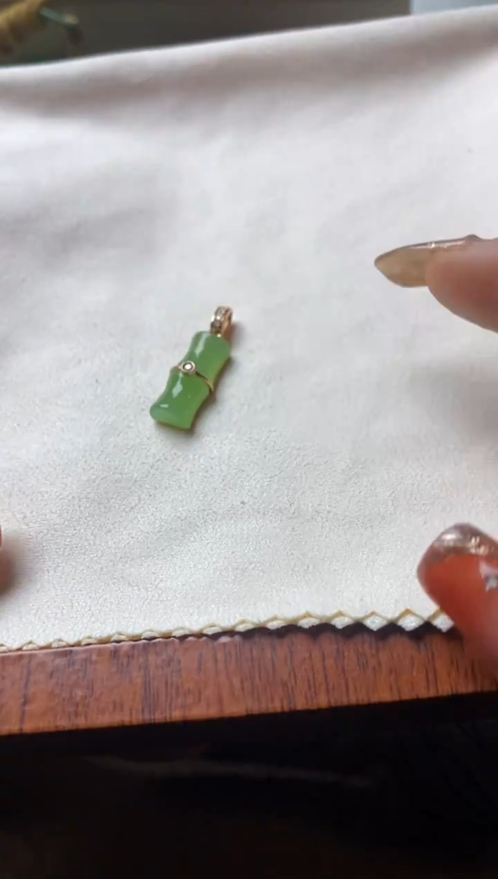 颈饰18K金镶嵌和田玉吊坠