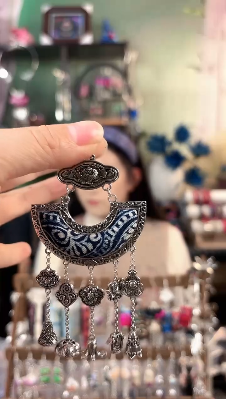 彩云南阁非遗老绣饰品421