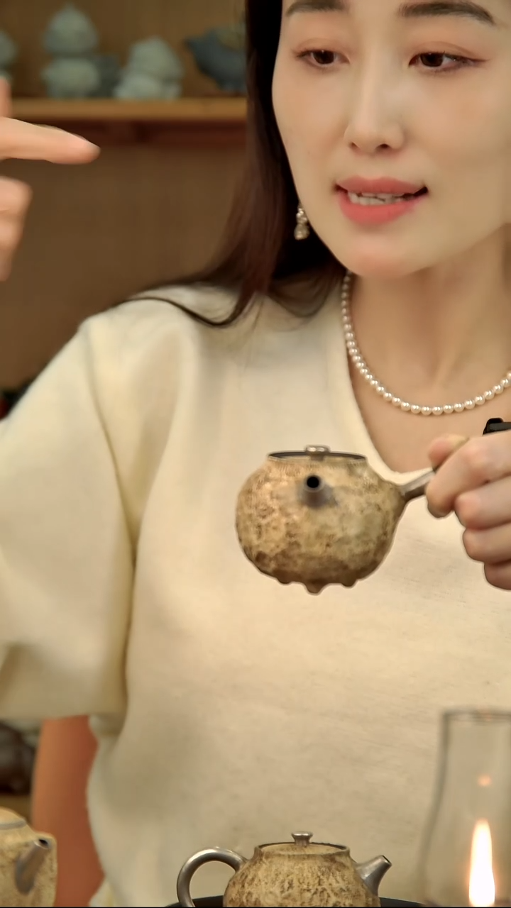 言野手作  粉引仿古锤纹三足侧把壶