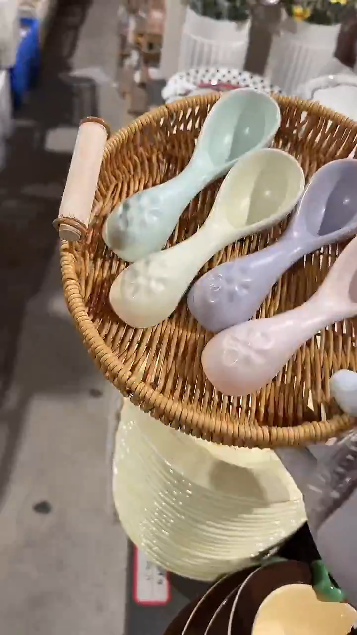 陶瓷4个勺子不带篮子微瑕 凑满20元包邮