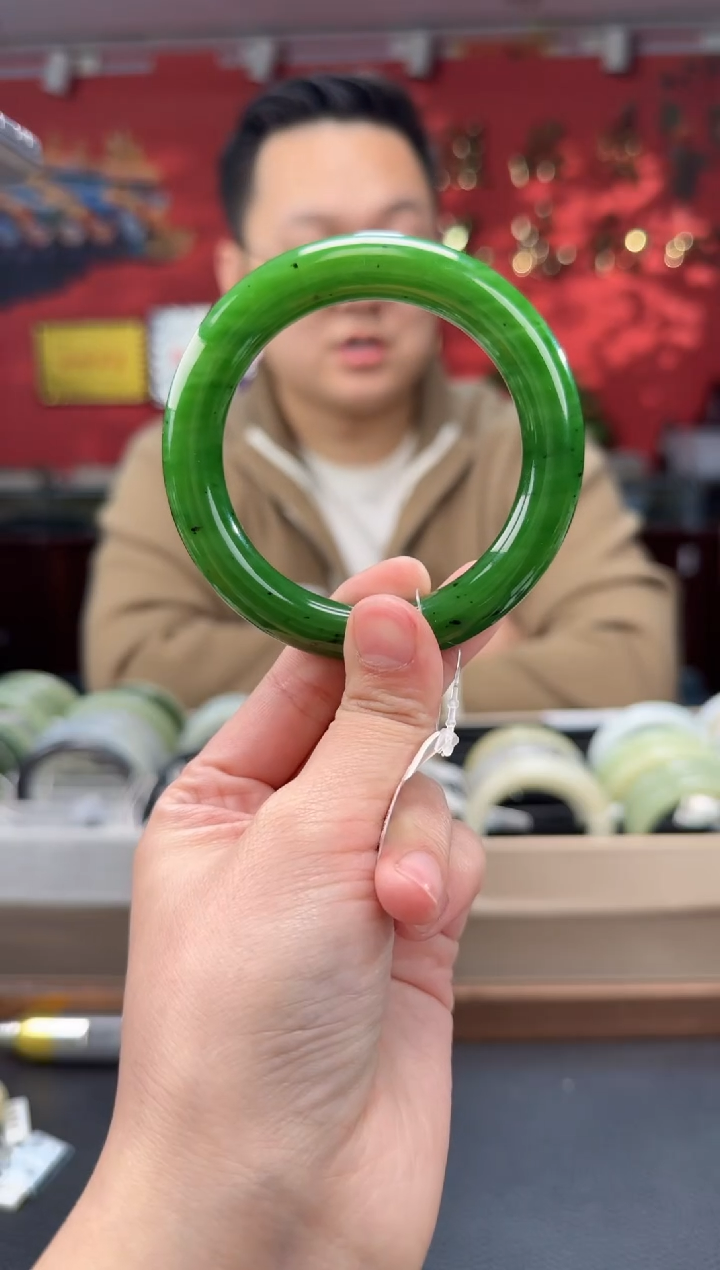 【闪购商品】和田玉.未镶嵌碧玉苹果绿胖圆条56+