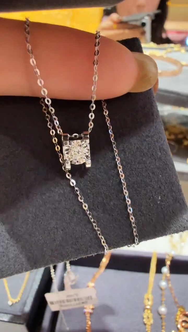 18K金镶嵌项链钻石10分牛头项链