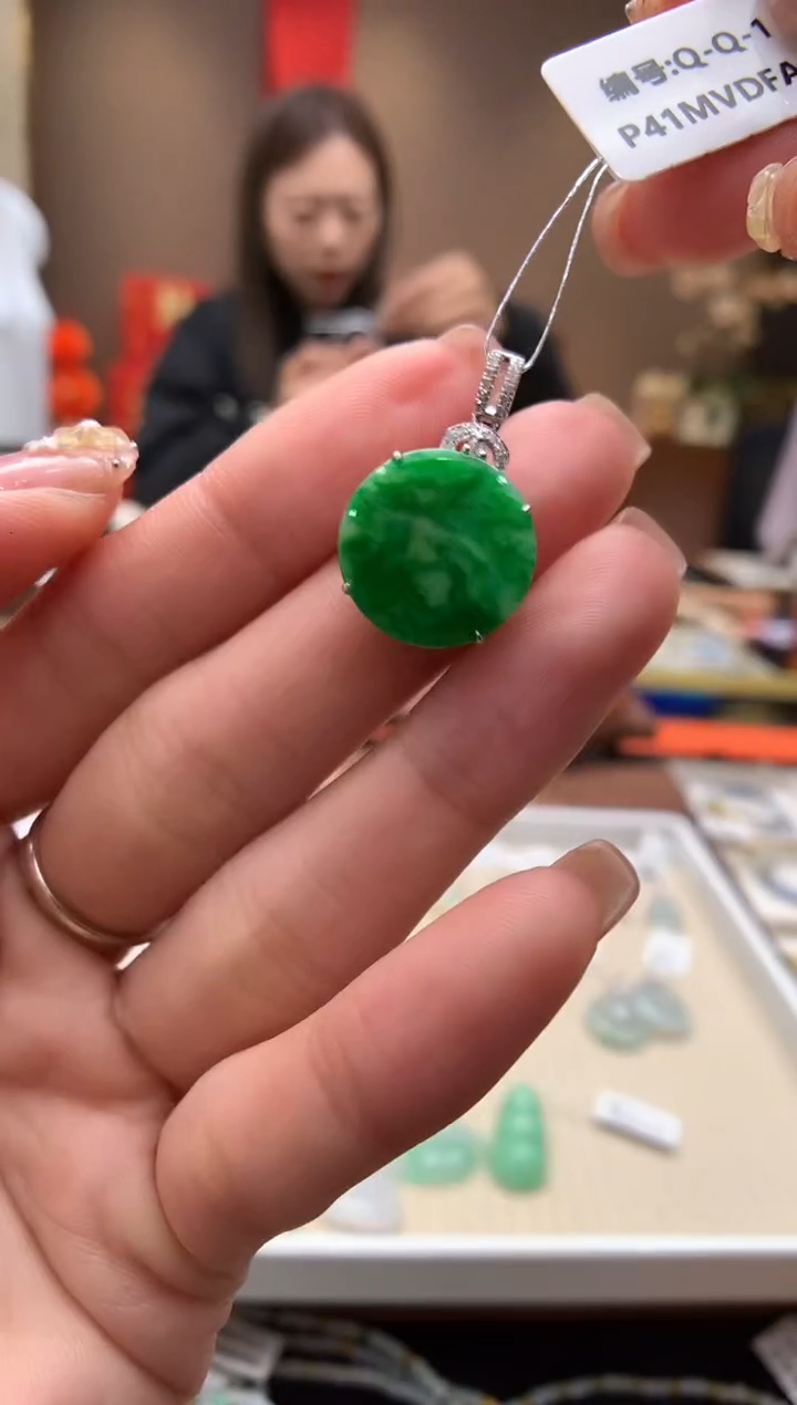 【闪购商品】翡翠颈饰18K金镶嵌无事牌