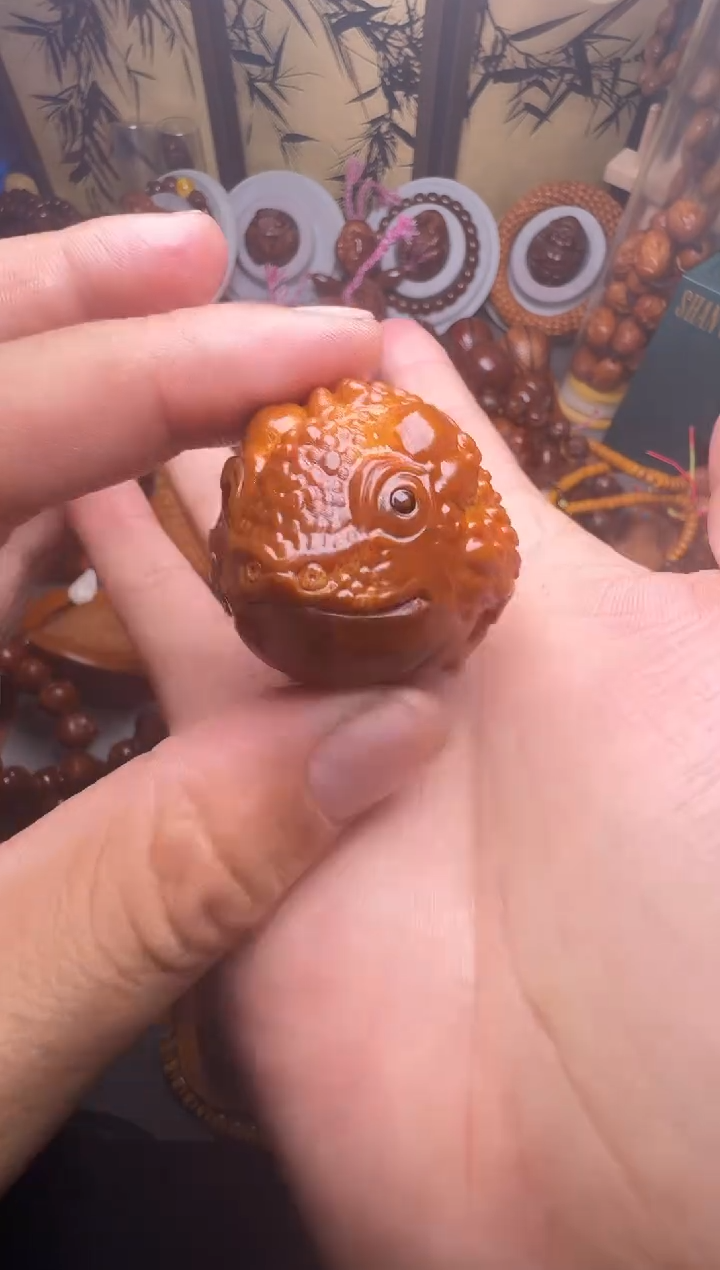 手串橄榄核金蝉一个